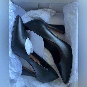 Black heels by brand lintervvalle Montreal